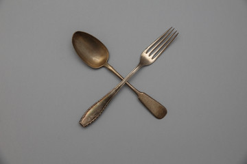  Crossed forks and spoons