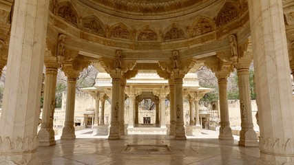 Fototapeta premium Gaitor Ki Chhatriyan in Jaipur, Rajasthan Indien, Mogularchitektur, Grabmahl
