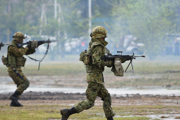Fototapeta premium 腰だめ射撃をする自衛官
