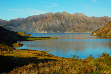 Fototapeta premium Lago entre montañas