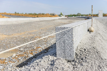 Randstein aus Granit auf der Baustelle
