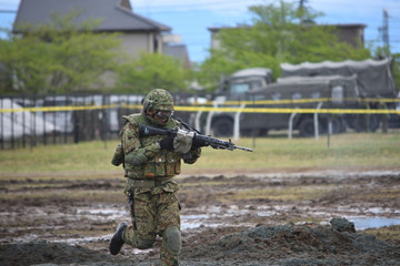 銃を構える自衛官