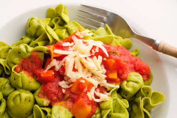 Scamorza Käse auf Tomatensauce und Fagottini Pasta grün