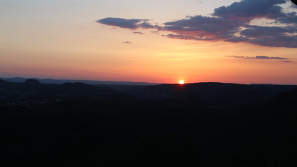 Sonnenuntergang im Elbsandsteingebirge