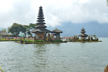 Templo sobre el lago Bratan