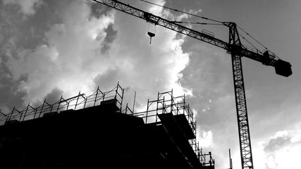 Cantiere edile - gru e ponteggio 