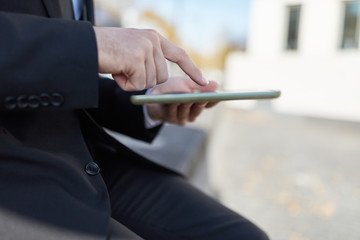 Hand tippt auf Touchscreen eines Tablet