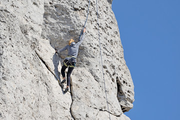 A woman climbing the rocks. © Tomasz Warszewski