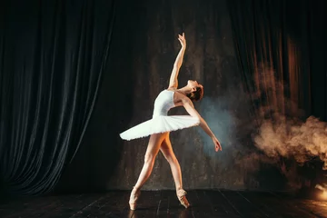 Schilderijen op glas Ballerina in witte jurk dansen in balletles © Nomad_Soul
