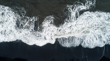 Panele Szklane  Czarna plaża na Islandii. Widok z lotu ptaka i widok z góry. Piękne naturalne tło.