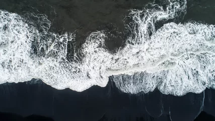 Der schwarze Sandstrand in Island. Luftaufnahme und Draufsicht. Wunderschöne Naturkulisse. © MAGNIFIER
