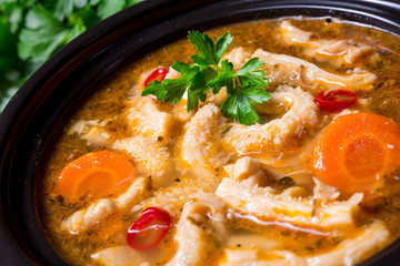 Kuttelsuppe auf polnische Art mit Rind und Gemüse