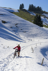 Mountainbike fahren im Frühling und im letzten Schneem im Allgäu, bayerische Alpen, Deutschland