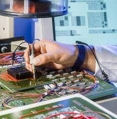 Qualitätscontrolle an einem Motherboard