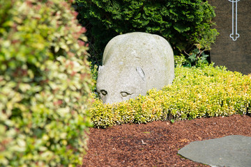 Steinerner Bär im grünen 