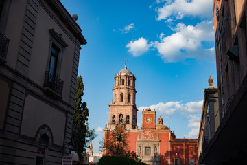 Iglesia y calle en Querétaro México