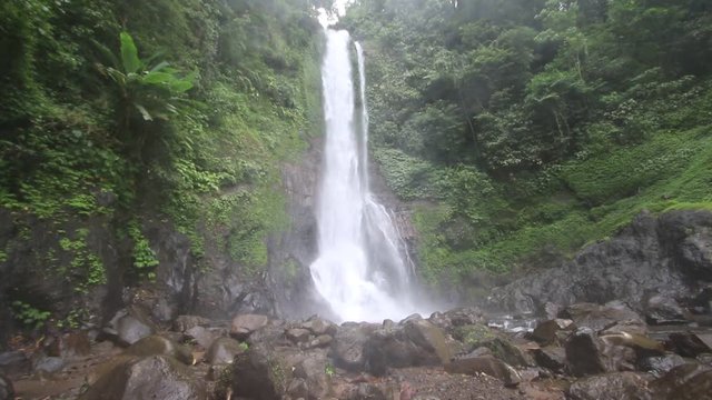 Chute d'eau de Gitgit &agrave; Bali en Indon&eacute;sie