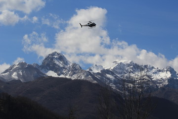 Elicottero su montagna
