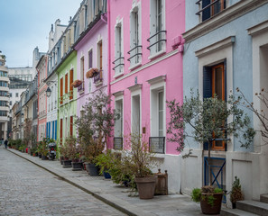 Fototapeta na wymiar Rue pittoresque et colorée de Paris