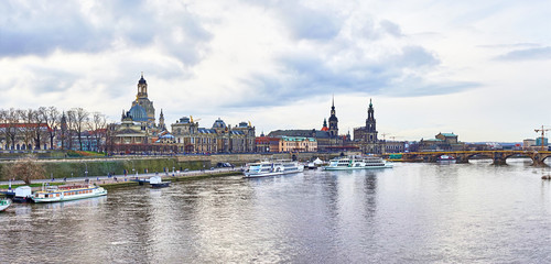Obraz premium Scenic view of the old town architecture of Dresden Saxony, Germany and Elbe river