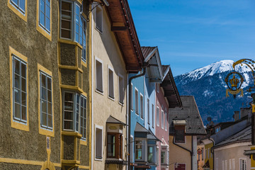 Fototapeta na wymiar Altstadt Sterzing mit schneebedeckten Bergen