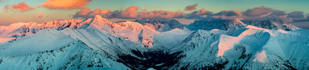 Panele Szklane Podświetlane  Zimowy zachód słońca w Tatrach, alpejski krajobraz Polski i Słowacji