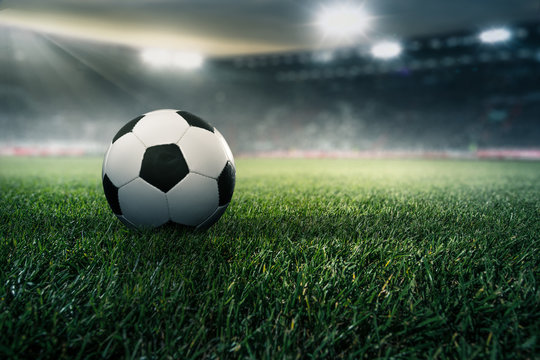 Fu&szlig;ball in einem Stadion