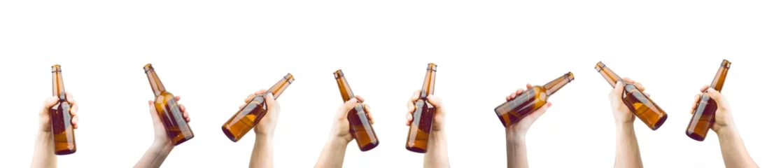 Tischdecke Haufen Hände halten Flaschen Bier auf Party, die einen Prost geben, isoliert auf weißem Hintergrund © IM_VISUALS
