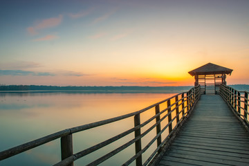 Fototapeta na wymiar Wschód słońca nad jeziorem