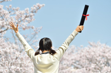 小学6年生の女の子（桜、卒業、後姿、カジュアル）