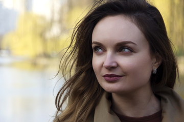 Fototapeta premium Close-up portret dziewczynki na tle jeziora w ciepły letni dzień