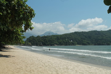 Praia do Cruzeiro, Ubatuba: Paraíso tropical com areia branca e mar calmo. Montanhas verdejantes ao fundo criam um cenário paradisíaco. Perfeito para relaxar e apreciar a natureza