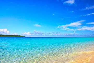 真夏の宮古島。与那覇前浜ビーチから見る来間島

