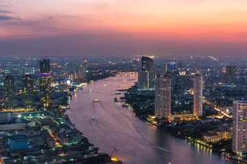 Naklejka premium Widok na panoramę Bangkoku o zmierzchu
