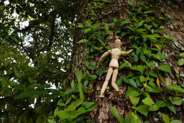 木登りをするデッサン人形