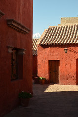 Fototapeta na wymiar Painted walls and doorways in the Santa Catalina monastery, Arequipa, Peru