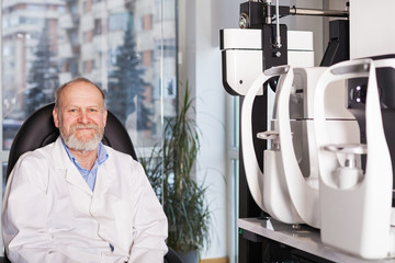 Obraz premium Mature male ophthalmologist