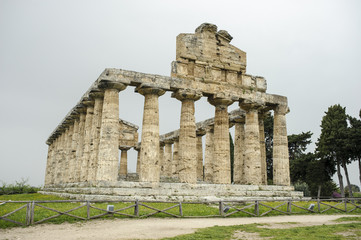 Fototapeta na wymiar Paestum, tempio di Athena