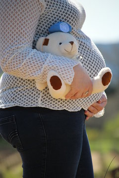 bercer un ours en peluche