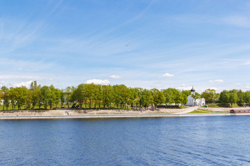 Obraz premium The embankment of the Velikaya River and the Church of St. George from Plyos in Pskov