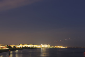 夜の多摩川河口　羽田空港のあかり