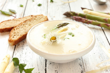 frische Spargelsuppe Spargel Suppe Spargelcremesuppe Tisch Kräuter Blüten