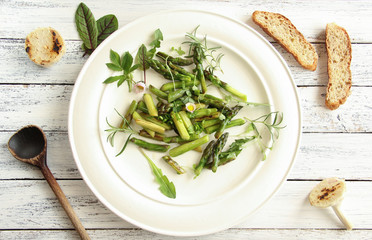 Spargel Salat grün grüner Spargelsalat Teller Tisch Wildkräuter Kräuter