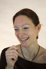 Obraz premium Eine fröhliche, junge Frau