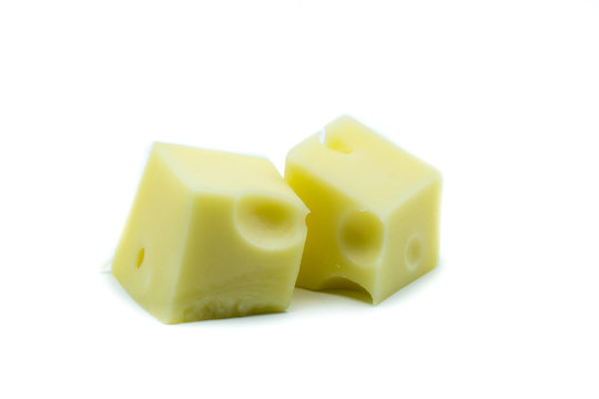 Käsewürfel Würfel Käse Emmentaler Stück isoliert freigestellt auf weißen Hintergrund, Freisteller