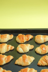 Fresh bread, Croissant, Oven, Bakery, etc. 焼きたてパン、クロワッサン、オーブン、パン屋さんのイメージ　黄色背景