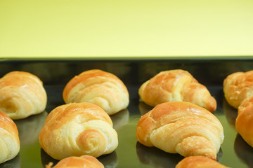 Fresh bread, Croissant, Oven, Bakery, etc. 焼きたてパン、クロワッサン、オーブン、パン屋さんのイメージ　黄色背景