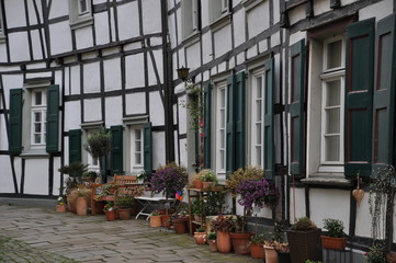 Fachwerkhäuser mit Blumendeko in Terrakottatöpfen