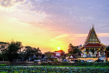 Obraz premium Sunset at Buddhist temple in rural Thailand.