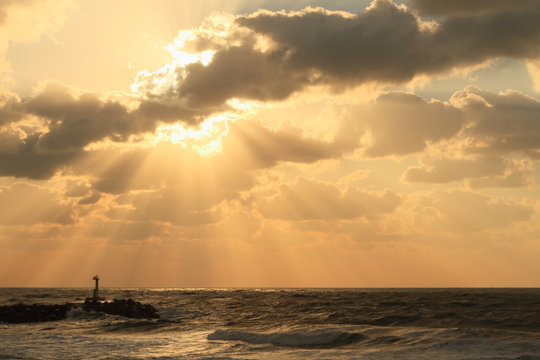 海に沈む夕日と光芒　The sunset and Angel's ladder	